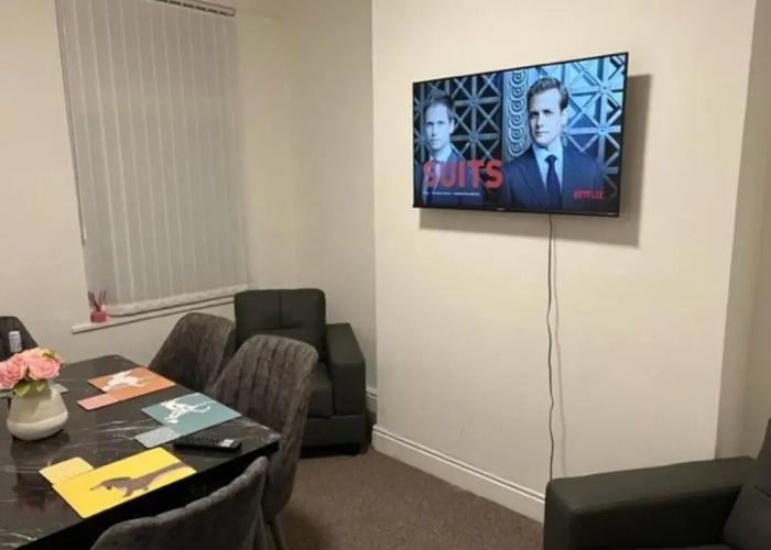 Immaculate 4-bed House Near Anfield and Goodison