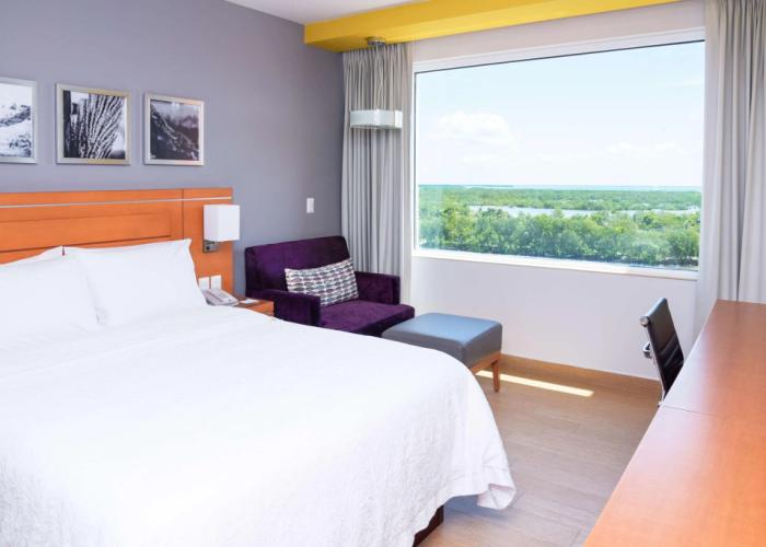 Hampton Inn & Suites by Hilton Paraiso