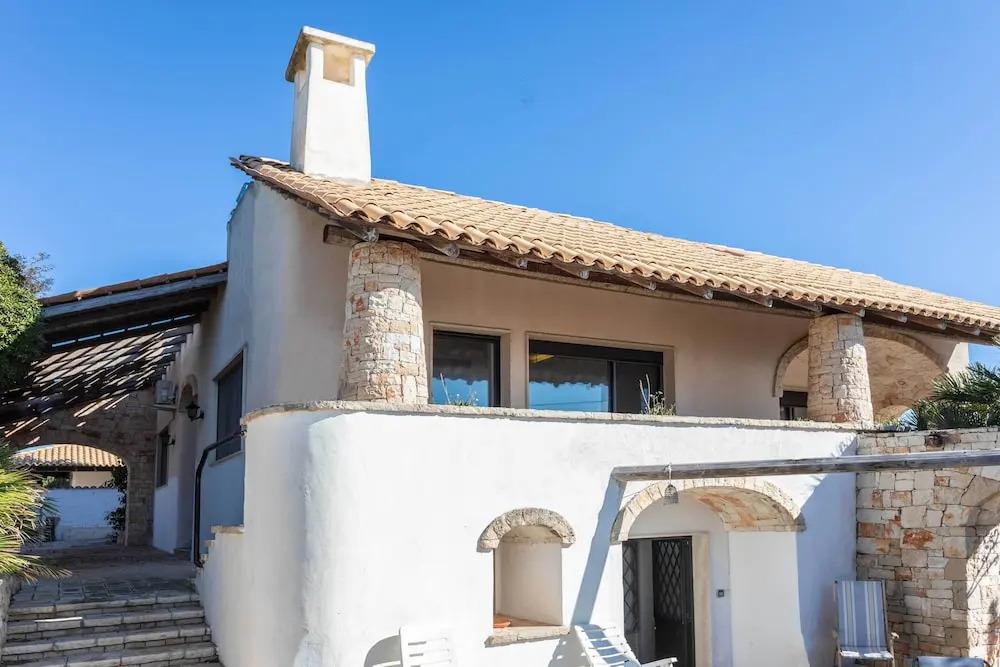 Emma's Villa facing the sea with swimming pool