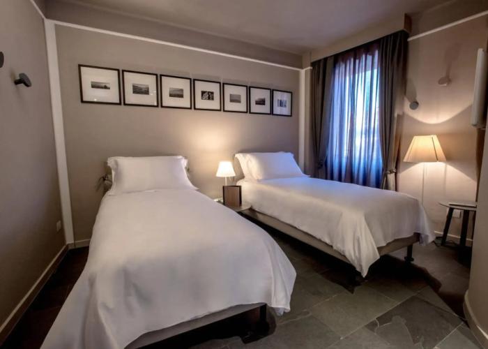 Uve Rooms & Wine Bar
