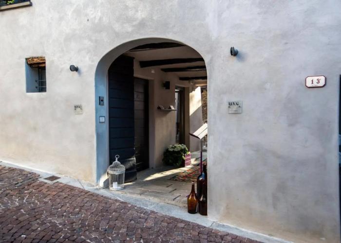 Uve Rooms & Wine Bar