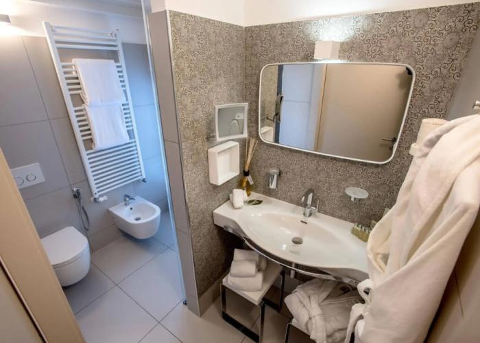 Uve Rooms & Wine Bar