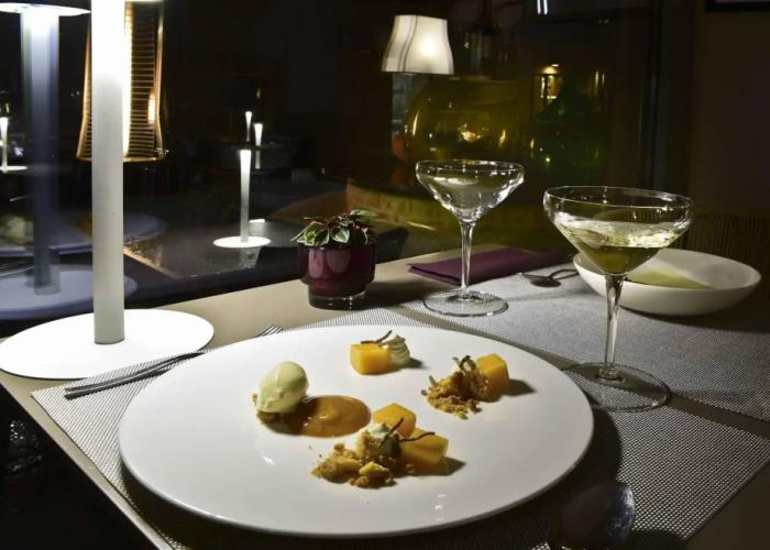 Uve Rooms & Wine Bar