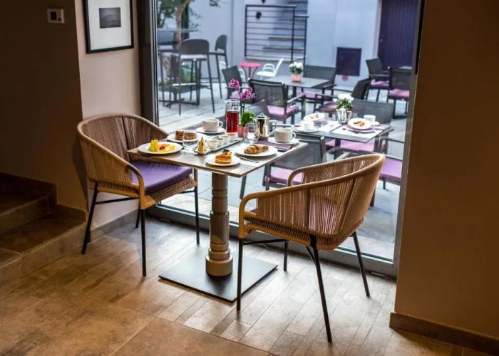 Uve Rooms & Wine Bar