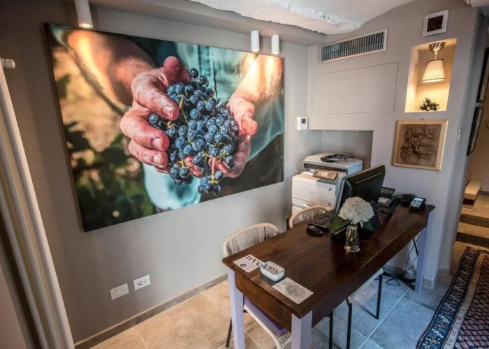 Uve Rooms & Wine Bar