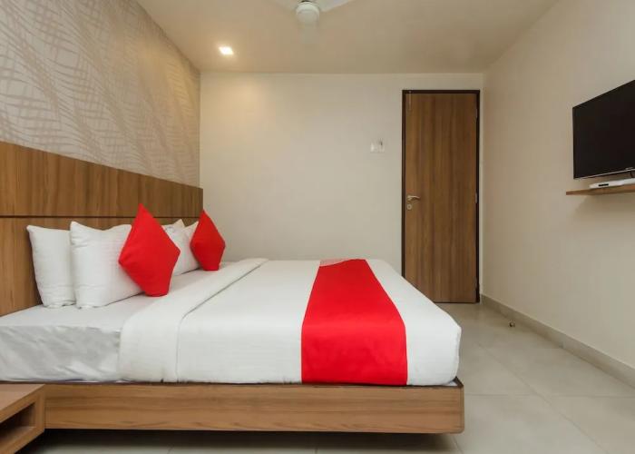 OYO 13857 Hotel Imperial