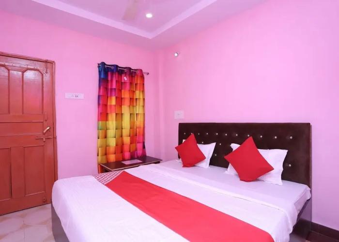 OYO 36667 Hotel Manoj