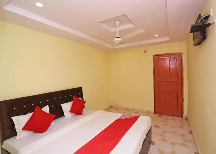OYO 36667 Hotel Manoj