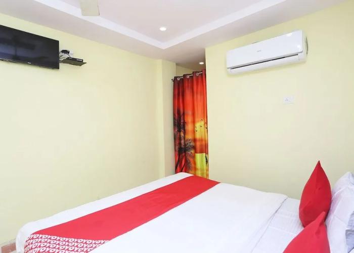 OYO 36667 Hotel Manoj