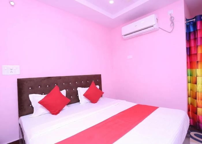 OYO 36667 Hotel Manoj