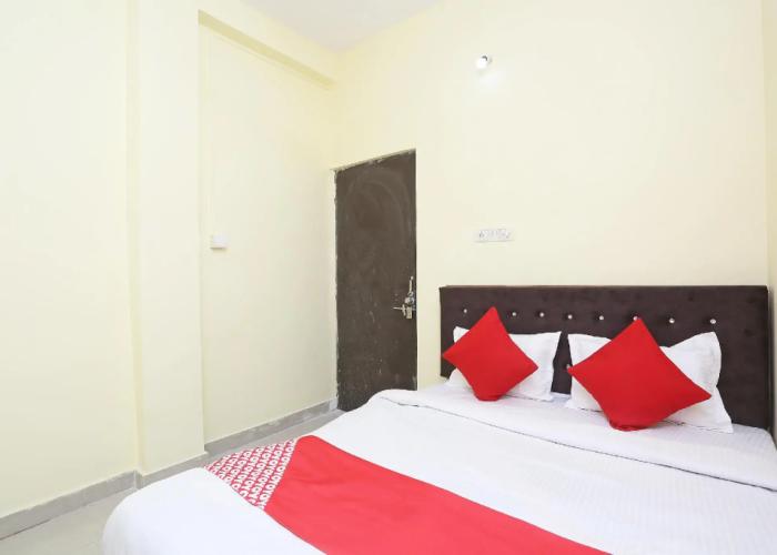 OYO 36667 Hotel Manoj