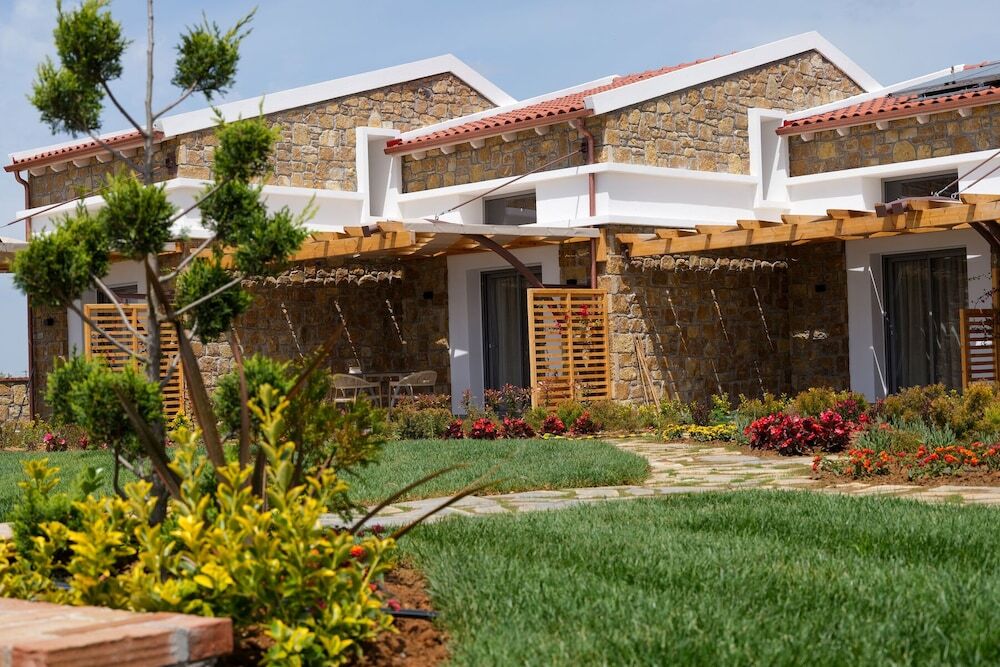 Akrolithos luxury suites