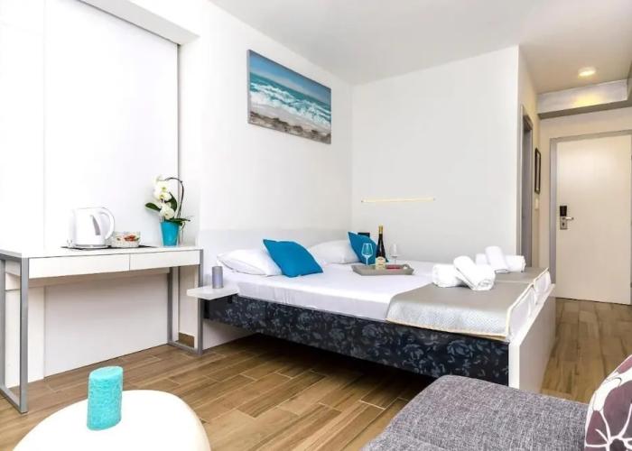 Room-all Saints Suites B&b Kastela