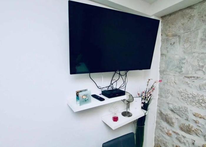Dalmatian White Shell Apartment