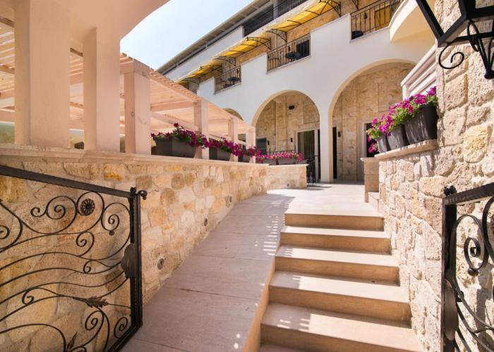 Neikos Luxury Suites
