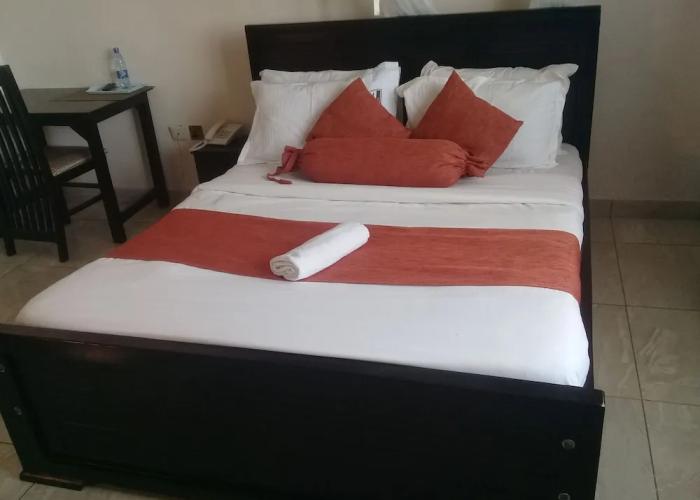 Hotel Wagon Wheel