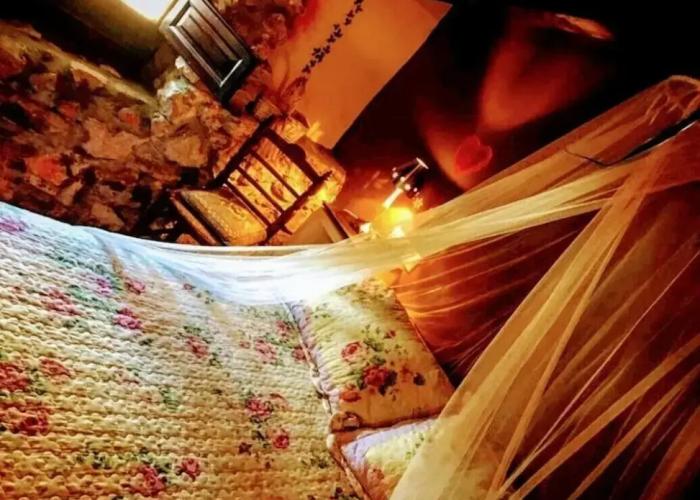 Room in Guest Room - Romantic Getaway to Valeria