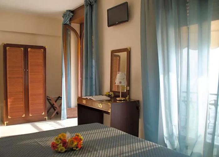 La Vista Postcard Hotel
