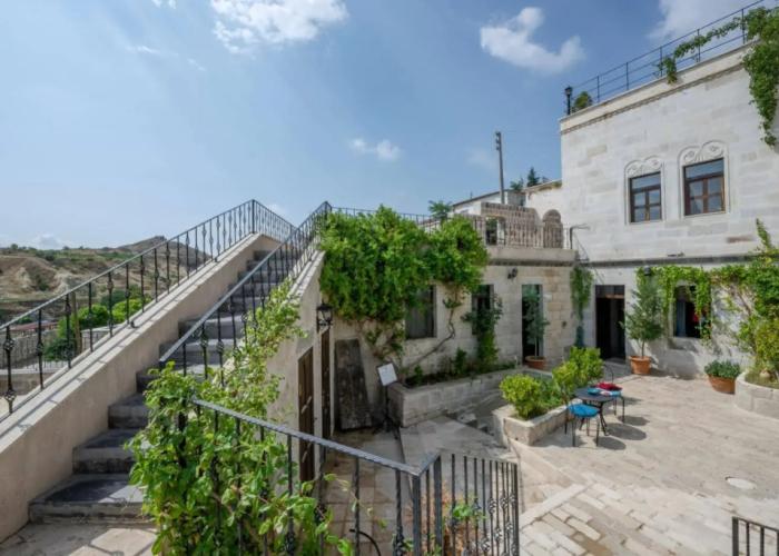 Sinasos Palace Cave Hotel