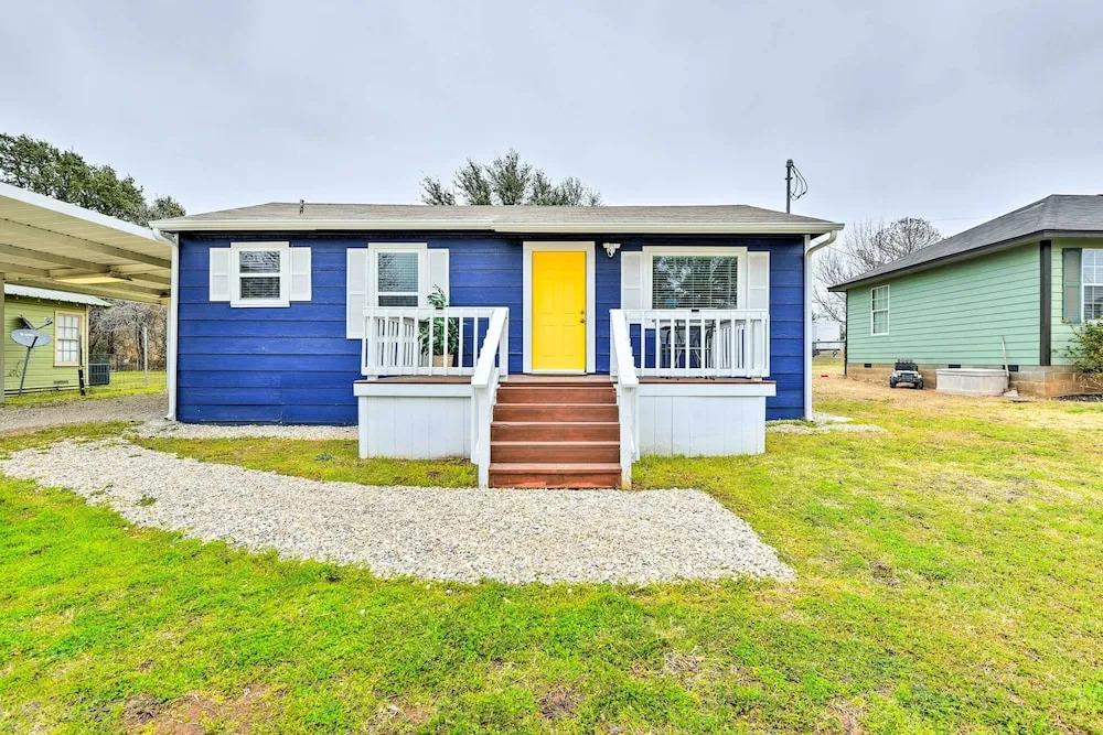 Lake Granbury Getaway ~ 1 Block to Waterfront