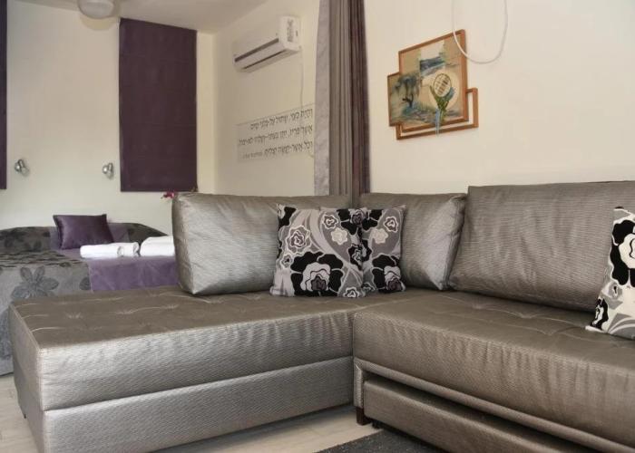 Nuriel Fruit & Guest House