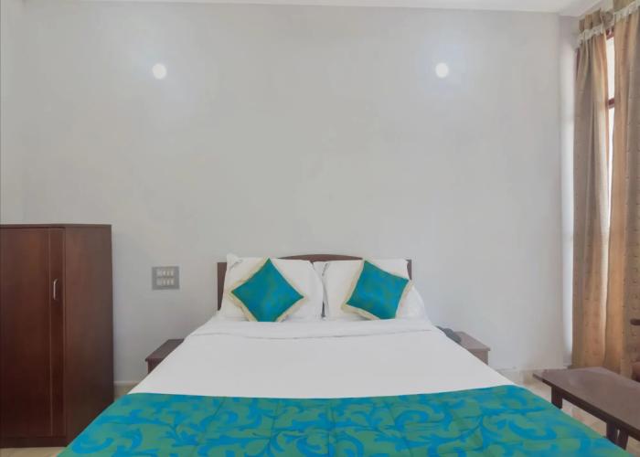 OYO 13581 Hotel Raj