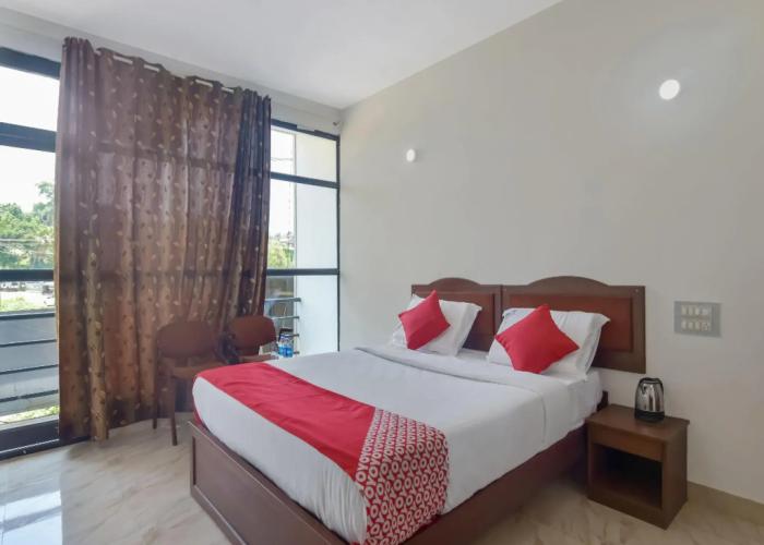 OYO 13581 Hotel Raj