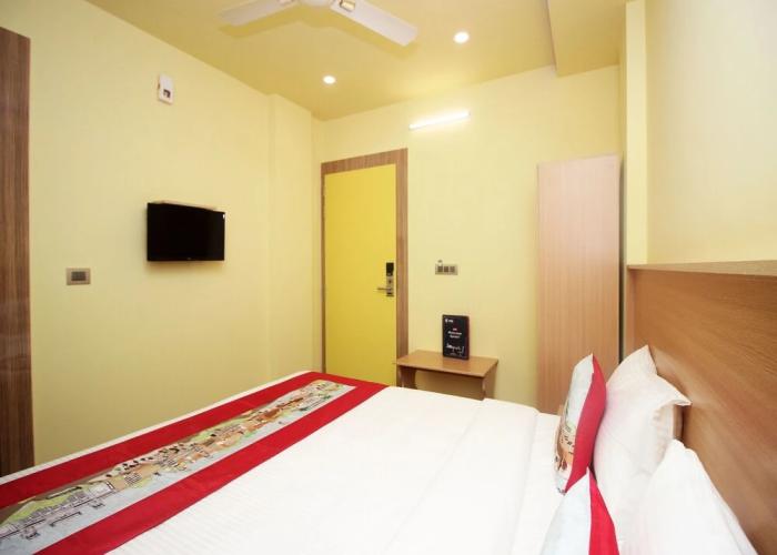 OYO 9563 Hotel RR Residency