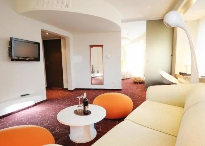 Hotel Senator