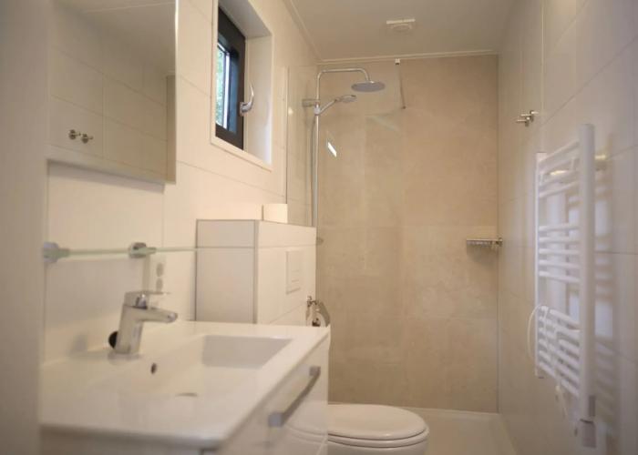 Spacious Lodge, 2 Bathrooms, Near Maastricht