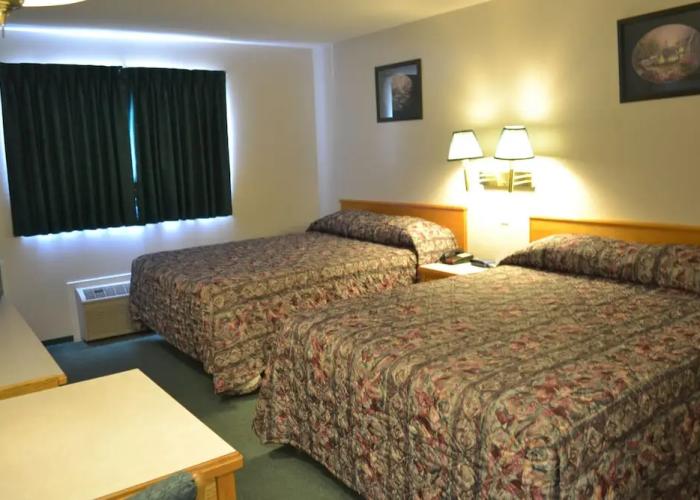 4 Pines Motel