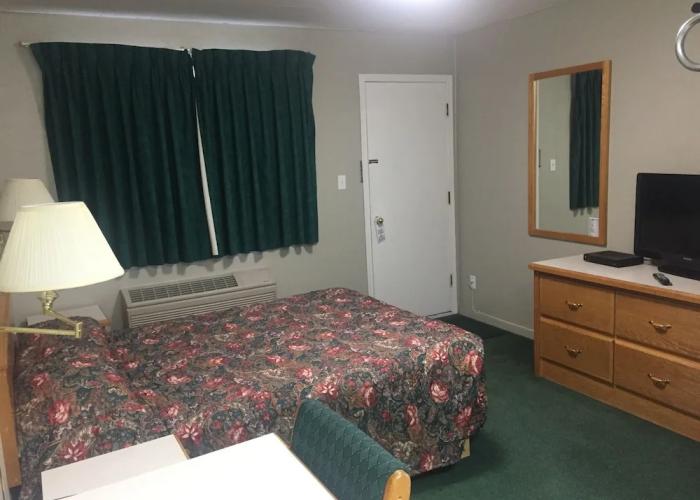 4 Pines Motel