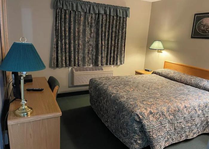 4 Pines Motel