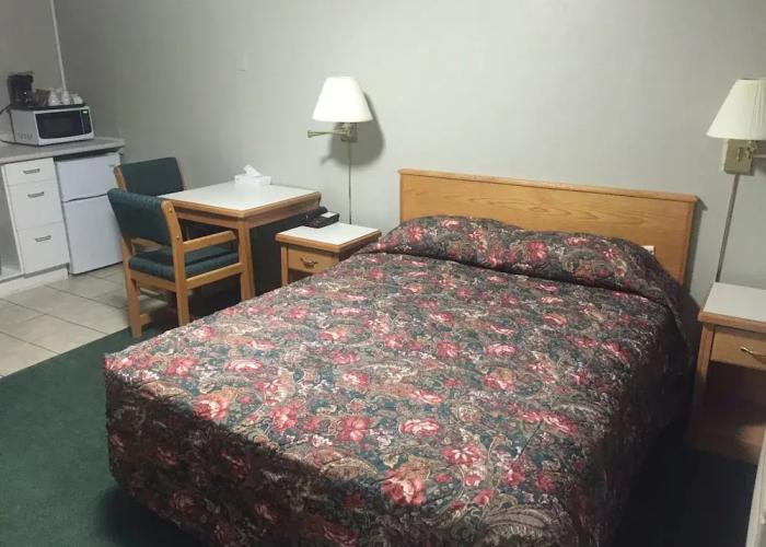 4 Pines Motel