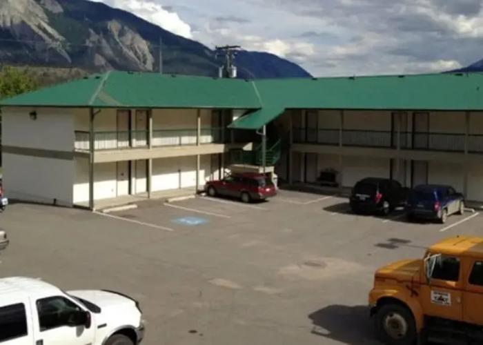 4 Pines Motel