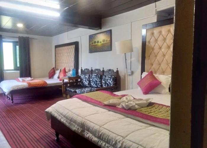 Hotel Kausani Retreat