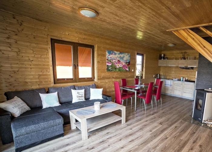 Lovely House Overlooking the Lake, Near the Sea, Ideal for 9 People