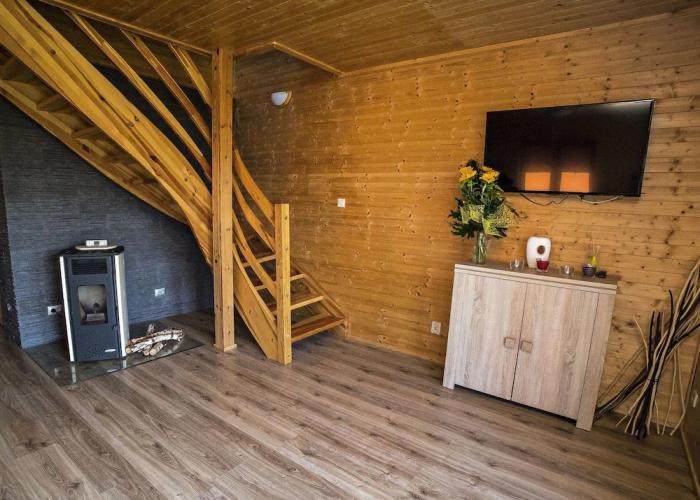 Lovely House Overlooking the Lake, Near the Sea, Ideal for 9 People