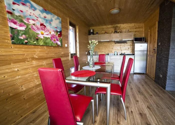 Lovely House Overlooking the Lake, Near the Sea, Ideal for 9 People