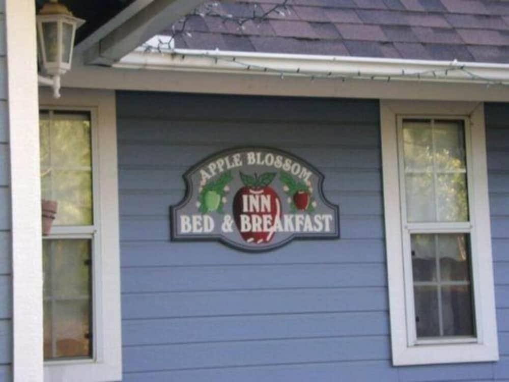 Apple Blossom Inn