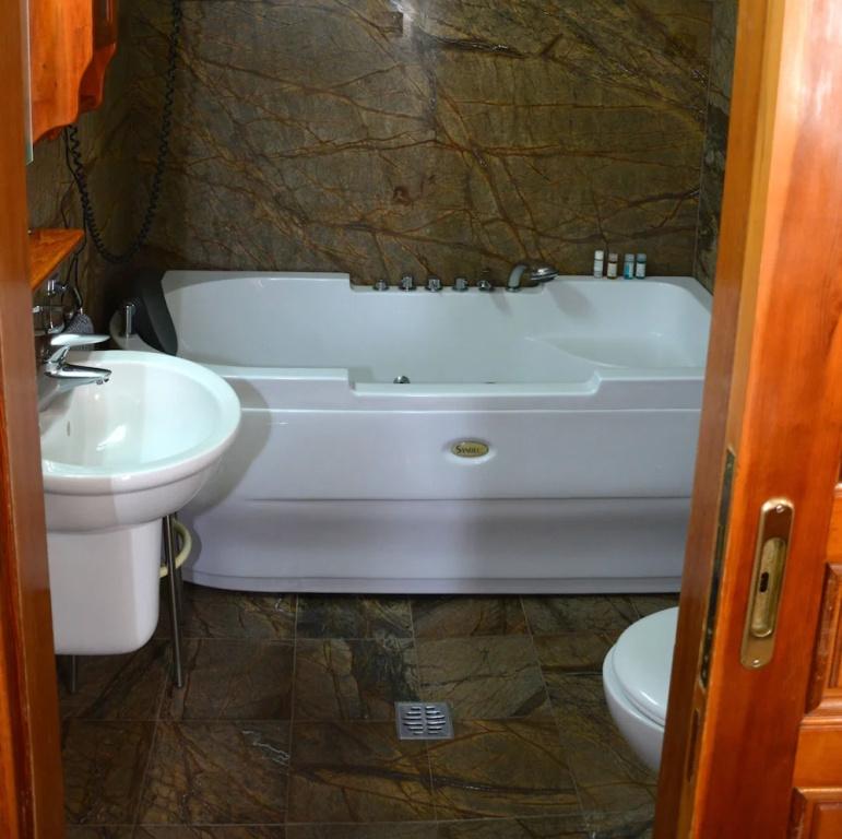фото Hotel Adonis