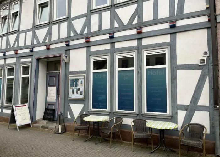 Passage 84 - Hotel & Café