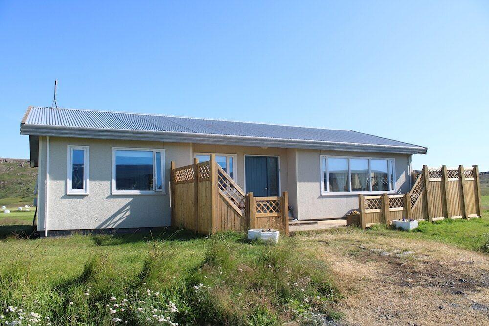 Stóri-Bakki Guesthouse with hot tub