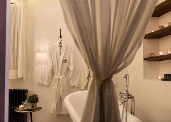 Oinou Strata - Adults Only