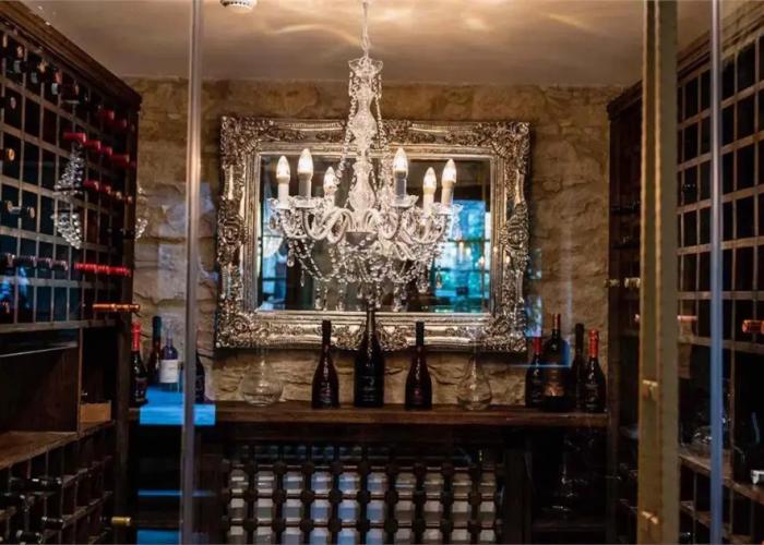 Oinou Strata - Adults Only