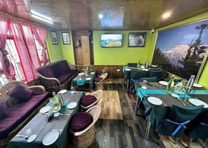 Hotel Ravongla Star