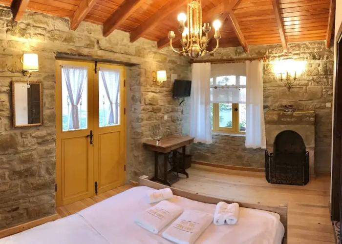 Sari Keçi̇ Taş Otel