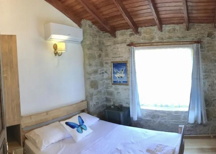 Sari Keçi̇ Taş Otel