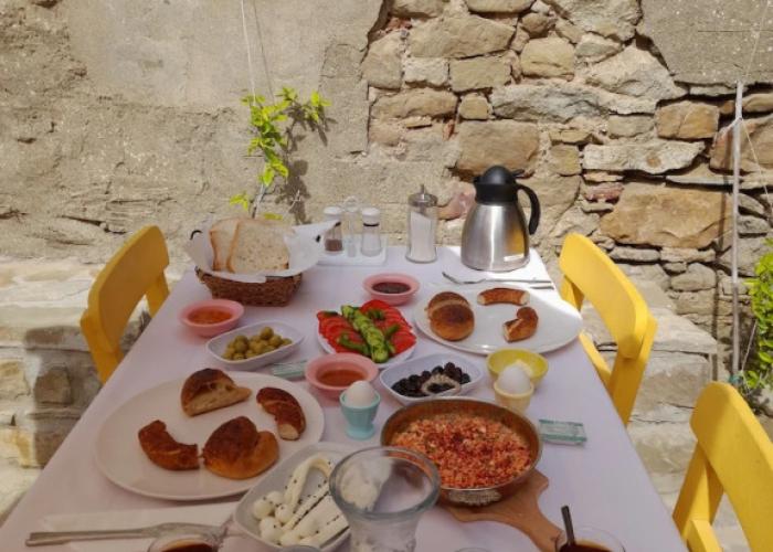 Sari Keçi̇ Taş Otel