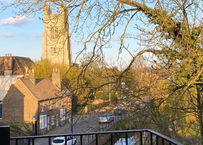 Penthouse Waterfront Apartment - St Neots